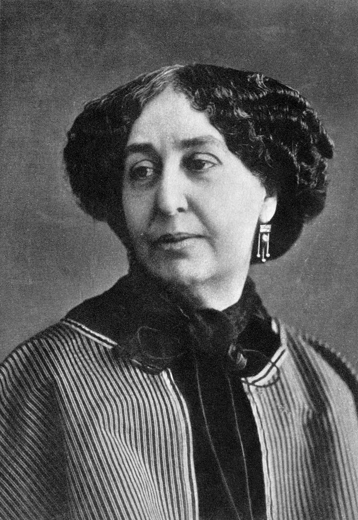 George Sand (1804–1876), a szabadszellemű írónő, aki megelőzte korát. Írásaiban a társadalmi igazságtalanság, a szerelem szabadsága és a nők függetlensége iránti szenvedélye tükröződik. Nemcsak regényeivel, de botrányosnak tartott öltözködésével és nyílt véleményével is a kor konvenciói ellen lázadt.