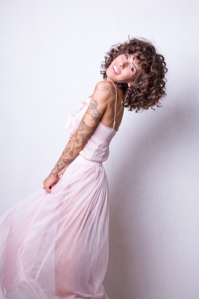 Cintya Dictator ma vidám rózsaszín szettben indul strandolni