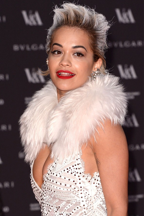 Rövid fürtjeit azzal dobta fel, hogy fehérre színezte a végeit. Szerintünk vagány!