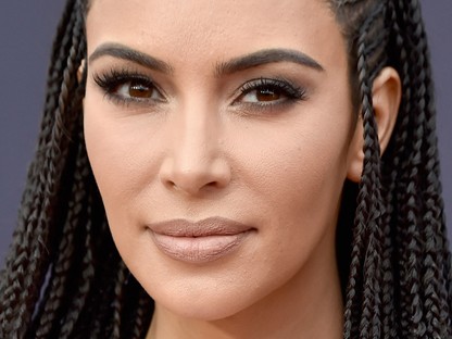 Kim Kardashian ruháját Kleopátra, haját Snoop Dogg inspirálta