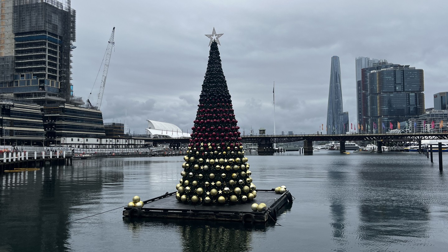Úszkáló karácsonyfa Sydney kikötőjében