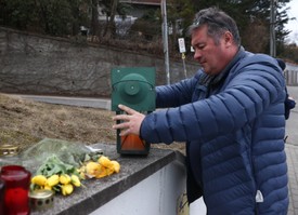 Egy férfi a budapesti ukrán nagykövetség előtt / Fotó: Pozsonyi Zita