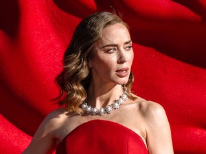 Emily Blunt pucérruhája a meztelenség és az elegancia tökéletes találkozása, egyszerűen gyönyörű a színésznő