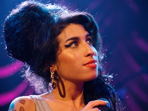 Nem fogsz hinnni a szemednek, itt az első kép Amy Winehouse filmjéből