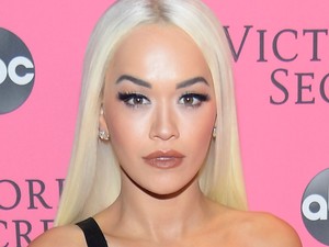 Rita Ora sapkát vett, de nadrágot nem a VS Show kifutójára