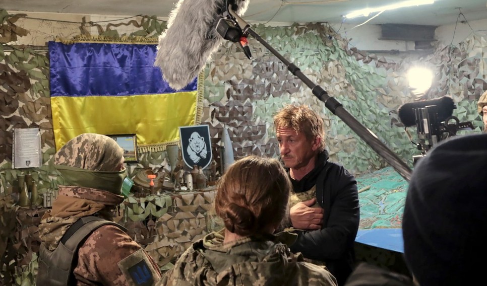 Sean Penn 2021 novemberében az ukrán hadseregnél tett látogatást