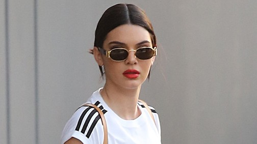 Kendall Jenner topless szelfije egy újabb rettentes csizmában