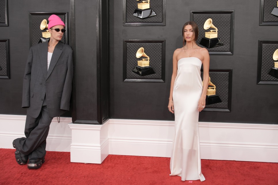 Justin Bieber Hailey Biebernek öltözött a Grammy-gálán