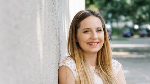 „Nem a tudományos pályát ajánlanám, inkább azt a kíváncsiságot és kritikus gondolkodást, ami mögötte van” - interjú Molnár Janka Sára elméleti fizikussal