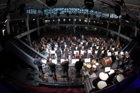 Közel hatszáz néző előtt muzsikált a Győri Filharmonikus Zenekar a győri Vásárcsarnokban fotó: MekliZ Fotóstúdió 
