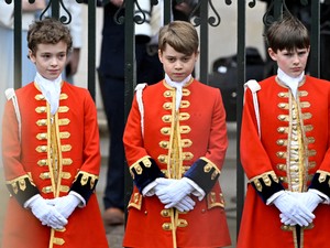Hidegrázós fotó: György herceg, a leendő király, amint Károly király palástját viszi