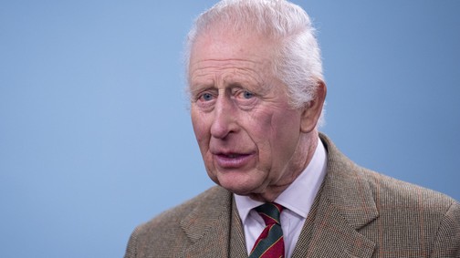 Szigorú szabályt szegett meg Károly király: fotók is készültek a váratlan jelenetről