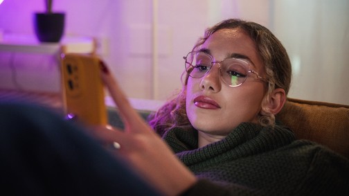 Íme a szakértő tanácsai, ha te is egyből a telefonodhoz nyúlsz, amikor unatkozol