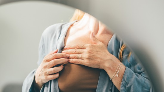 A mellrák 7 korai tünete alig észrevehető, de jól jegyezd meg őket: életet menthet, ha időben észreveszed