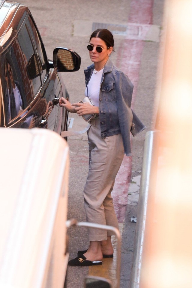 Sandra Bullock egy übertrendi szettben hódította meg Beverly Hills utcáit