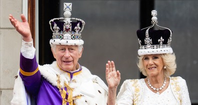 Az ott tényleg az Kamilla királyné ruháján, aminek tűnik?