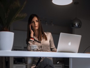 A műsorvezető bemutatja a home office szettjét