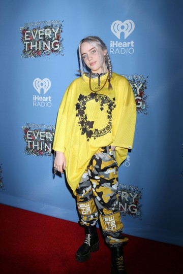 2017 - Billie Eilish a kezdetektől nyilvánvalóvá tette bő lepelszerű ruháival, nem érdeke, hogy megfeleljen az üzlet által meghatározott normáknak, hogy mit kell viselnie egy fiatal női előadónak