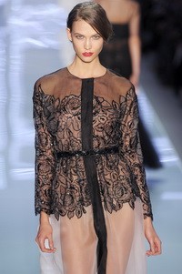 Karlie, ha elölről... (Fotó: Fairchild Archive)