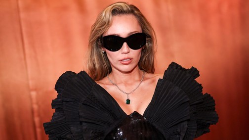Miley Cyrus hálós Versace pucérruhája nem sokat bíz a képzeletre, nem is akárkitől kapta kölcsön ezt a mesés darabot