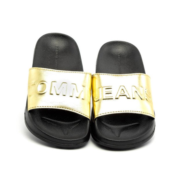 GLAMOUR nagykövetünk megmutatja kedvenc hétköznapi cipőit