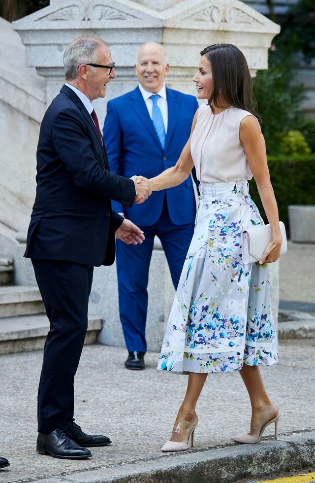 Letícia királyné olyan merész, hogy bevállalta a Kardashian szandált is