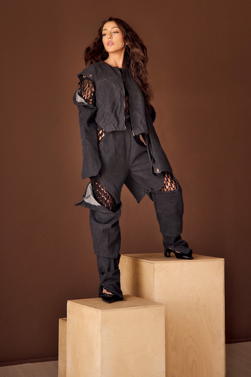 Mihályfi Luca boldog, hogy végre egy olyan közegben lehet, ahol teljes mértékben elfogadják | Bomber és nadrág CSORBA KINGA, Cipő MIU MIU miumiu.com