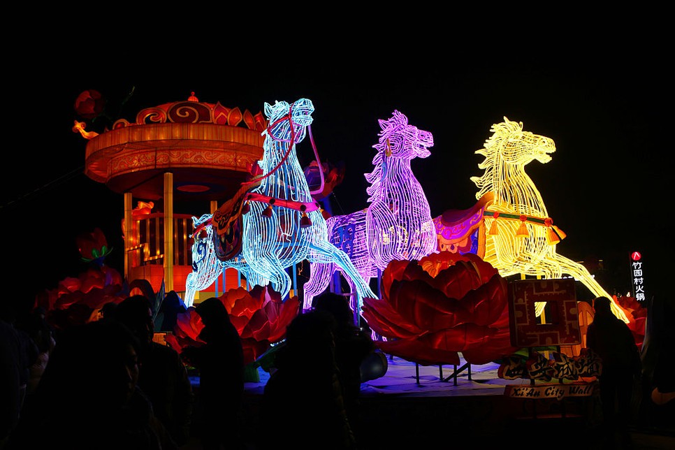 A kínai újév 2026 és a Tüzes Ló éve a szenvedély, a lendület és az erős átalakulás időszakát jelképezi a hagyományos kínai horoszkópban