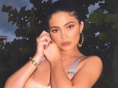 Kylie Jenner meztelen fürdőruhája 20 éves és egy vagyont ér