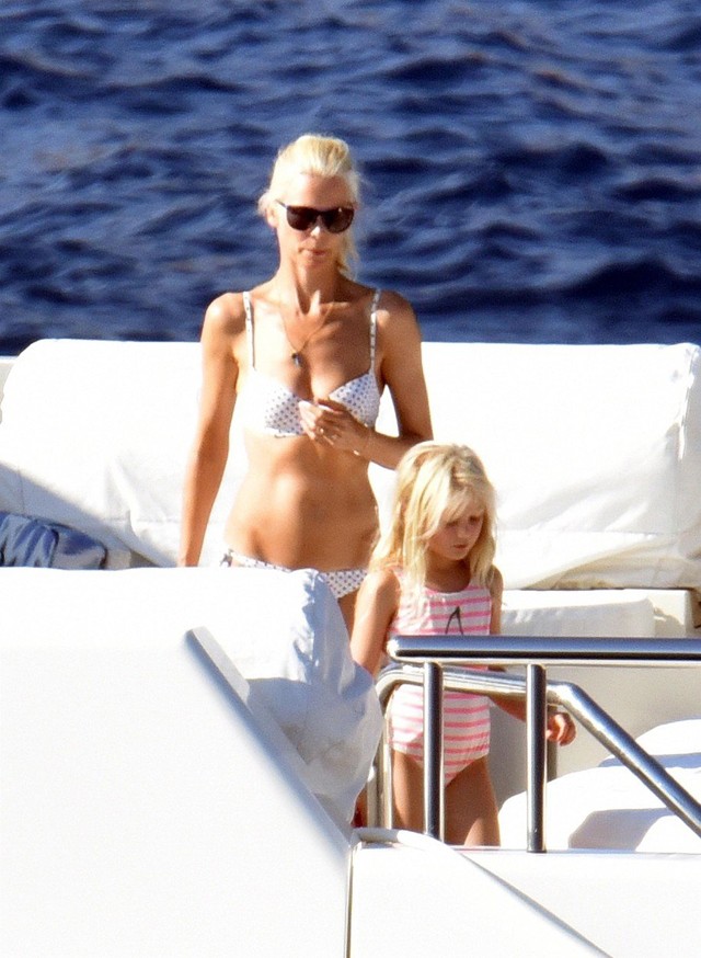 Claudia Schiffer 47 évesen, pöttyös bikinikben is eszméletlen dögös!