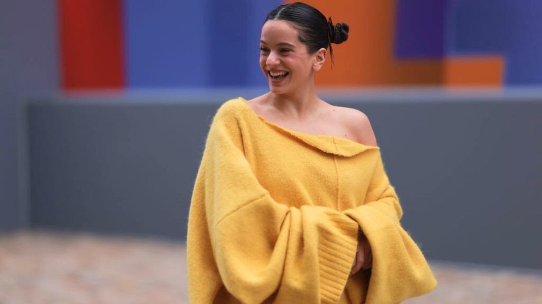 Rosalia spanyol énekesnő egy Raf Simons által tervezett oversized felsőben