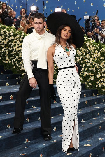 Nick Jonas és Priyanka Chopra 8 év kihagyás után először vettek részt a Met-gálán, a visszatérésük pedig nem is lehetett volna stílusosabb: fekete-fehér szettjükből csak úgy áradt a sikk. 