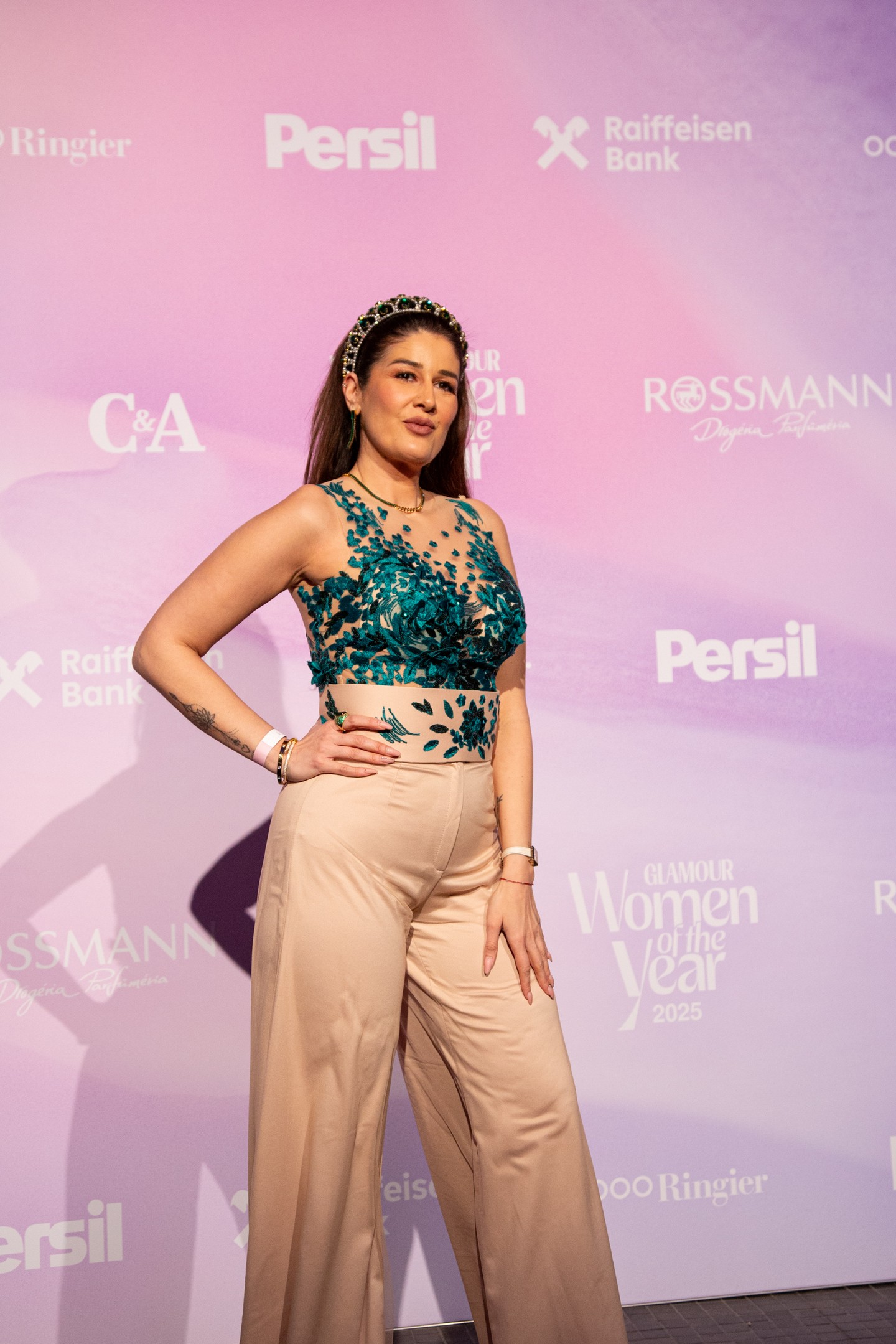 Singh Viki finoman áttetsző, egyedi BRUBENBRIDE ruhája azonnal magára vonzotta a tekinteteket. 