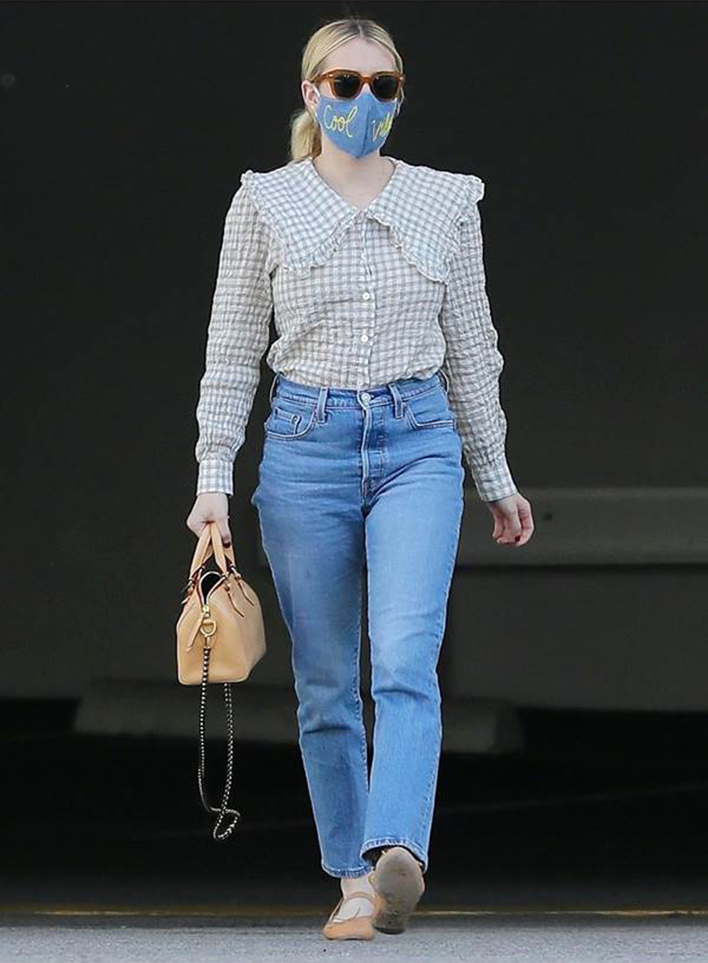 Kezdeti próbálkozásként menj biztosra és passzintsd a kedvenc farmereddel, mint Emma Roberts. Blúz: MANGO 9995 Ft