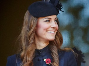 Kate Middleton most fekete kabátban emlékezik meg