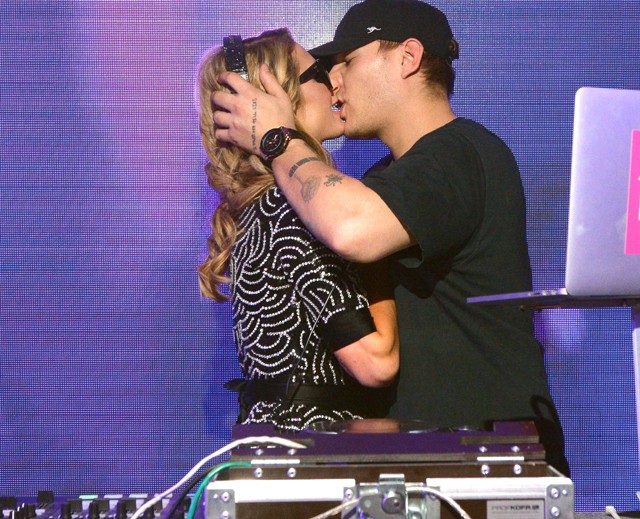 Paris Hilton a 90-es években maradt és nem bír kimászni onnan!