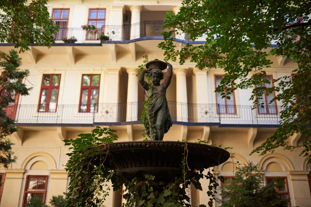 Bakos-Blumenthal Fanni, swarovski, üzletvezető, belső kert, gardróbnapló