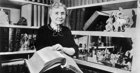 Helen Keller megmutatta, hogy nem létezik lehetetlen: vakon és siketen sikerült lediplomáznia