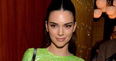 Szupercuki Kendall Jenner diszkószettje, de ez tevepata nem zavarja?