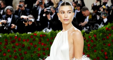 Elakad a szavunk: Így nézett ki Hailey Bieber, amikor életében először vonult végig a vörös szőnyegen