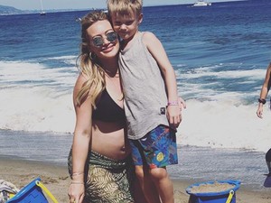 Hilary Duff az anyák szégyene lett, amiért szájon csókolta kisfiát