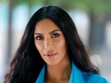 Kim Kardashian fehérneműben érkezett egy esküvőre, a végeredmény mégis lélegzetelállító