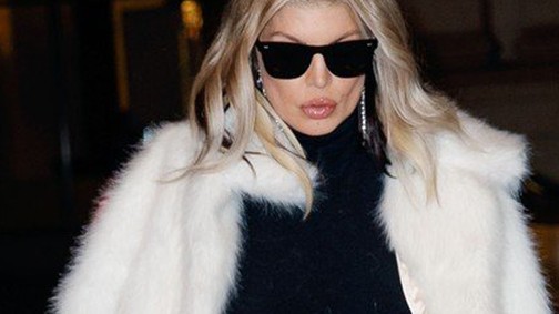 Jaj, Fergie szoknyája olyan rövid, hogy az már öv!