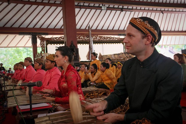 Meseboltból az indonéz álomvilágba - interjú Lehőcz Zsuzsa és Takács Dániel színészekkel