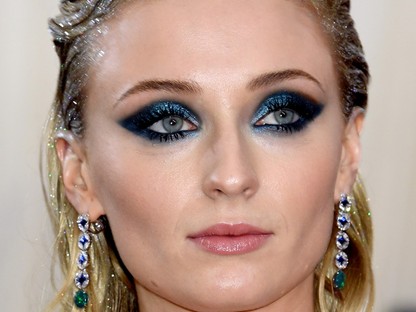 A Met gála óriási Trónok harca momentuma: Stark testvérek találkozása