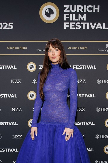 Dakota Johnson egy lélegzetelállítóan szép - és még annál is merészebb - Gucci pucérruhában vonzotta magára a tekinteteket a Zürichi Filmfesztivál vörös szőnyegén. 