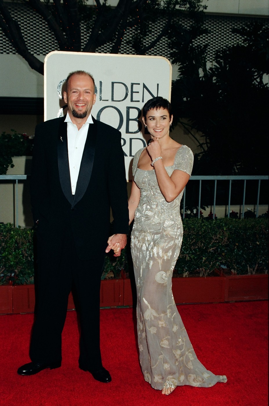 Demi Moore 1997-ben egy káprázatos Versace darabban érkezett a Golden Globe-gálára férjével, Bruce Willisszel. 