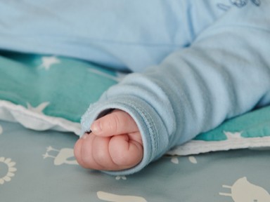 Szívszorító oka van, miért nem sírnak a kórházban hagyott kisbabák - de mit tehetünk értük?