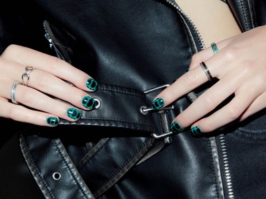 Jelenleg a krokodil körmök viszik a prímet a legvagányabb körömdizájnok kedvelői között