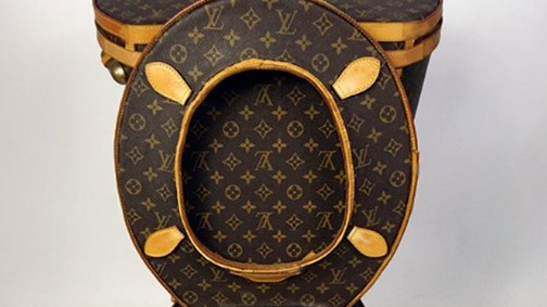 Ez csak egy vécé Louis Vuitton táskákból, egyébként funkcionál